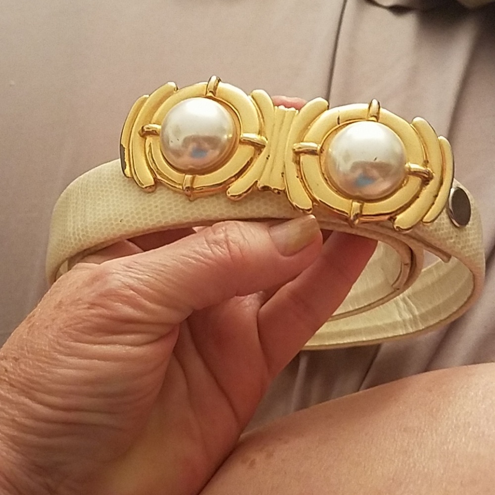 Cream lizard strap w/gold & pearl ornament